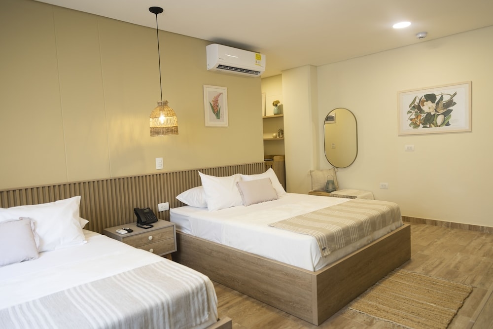 Mythical Hotel, Laureles