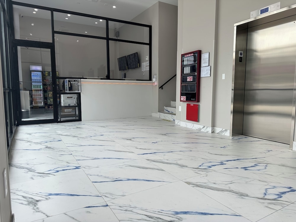 Foto de Ramada By Wyndham Brooklyn Empire Blvd