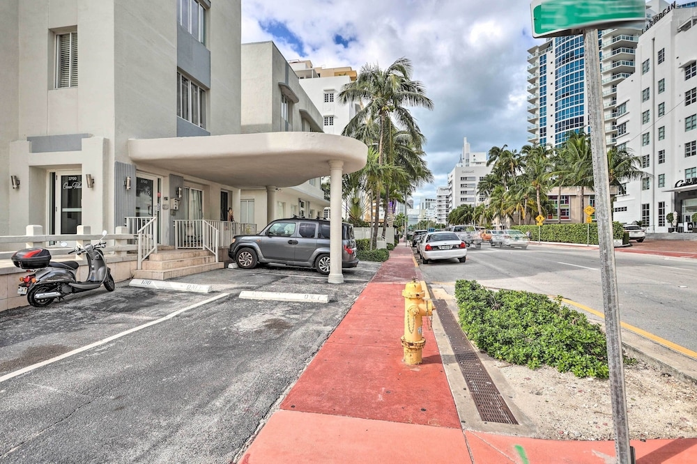 Foto de Sunny Miami Beach Condo Steps to Boardwalk!
