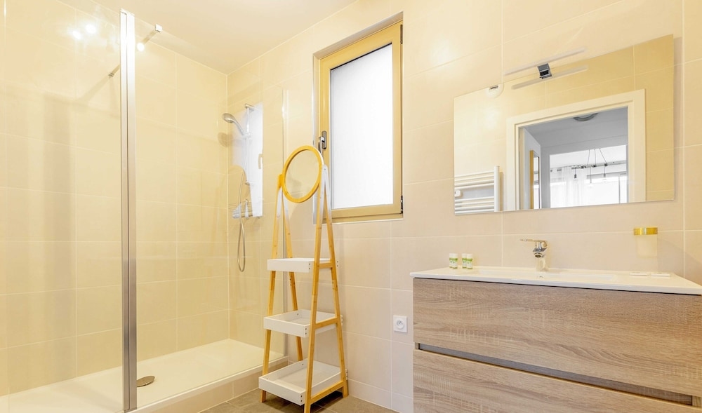 Foto de Pleasant Apt With Balcony-6p-close to Disney/paris