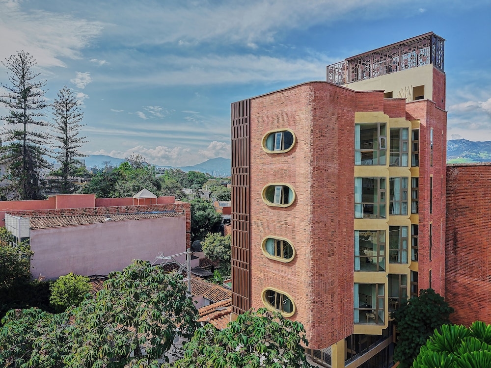 Moabi Hotel, Poblado