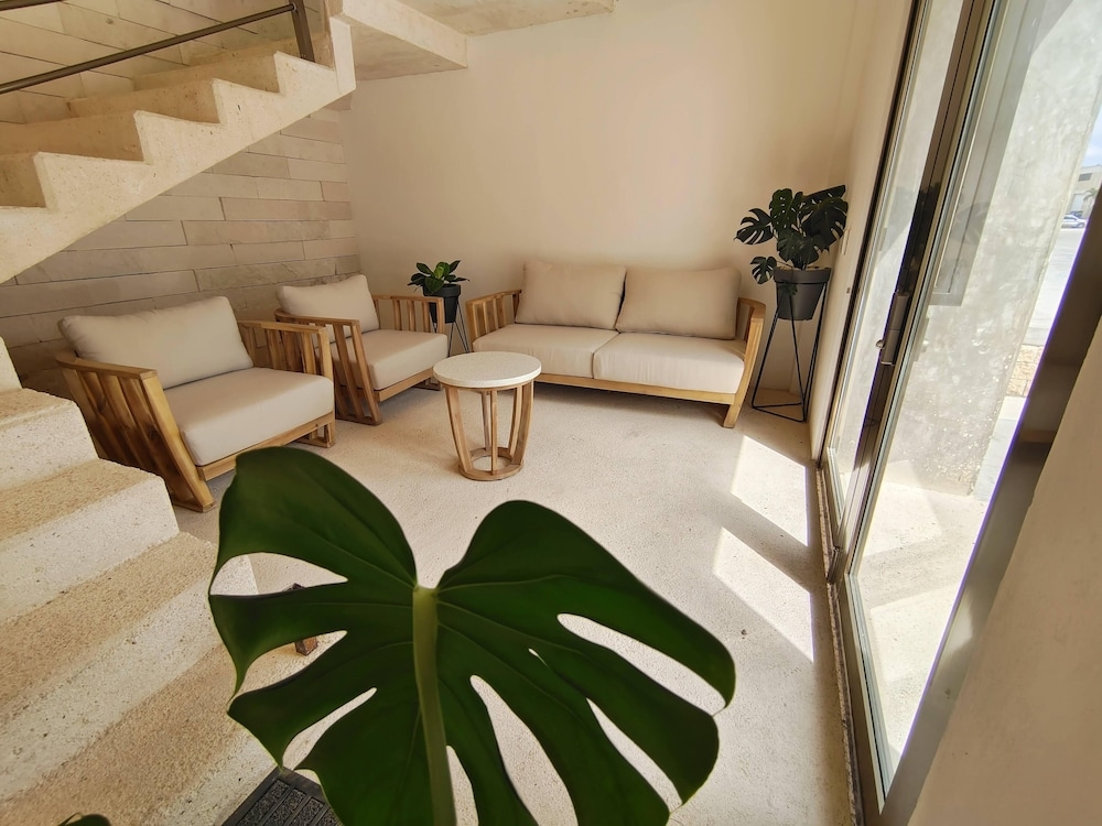 1st Luxury Warehouse