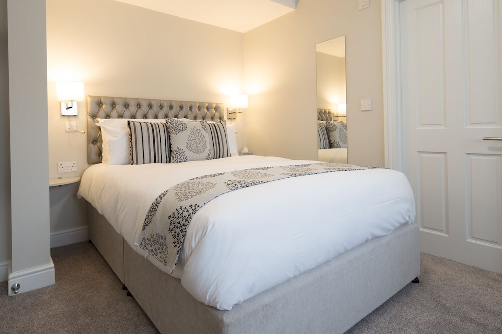 Maple Manor Hotel, Crawley