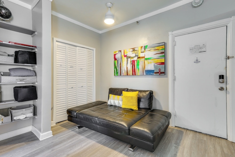Foto de Sunny Miami Beach Condo Steps to Boardwalk!