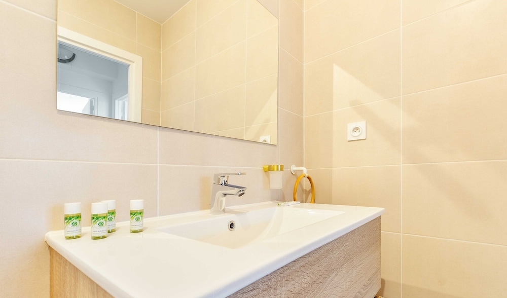 Foto de Pleasant Apt With Balcony-6p-close to Disney/paris