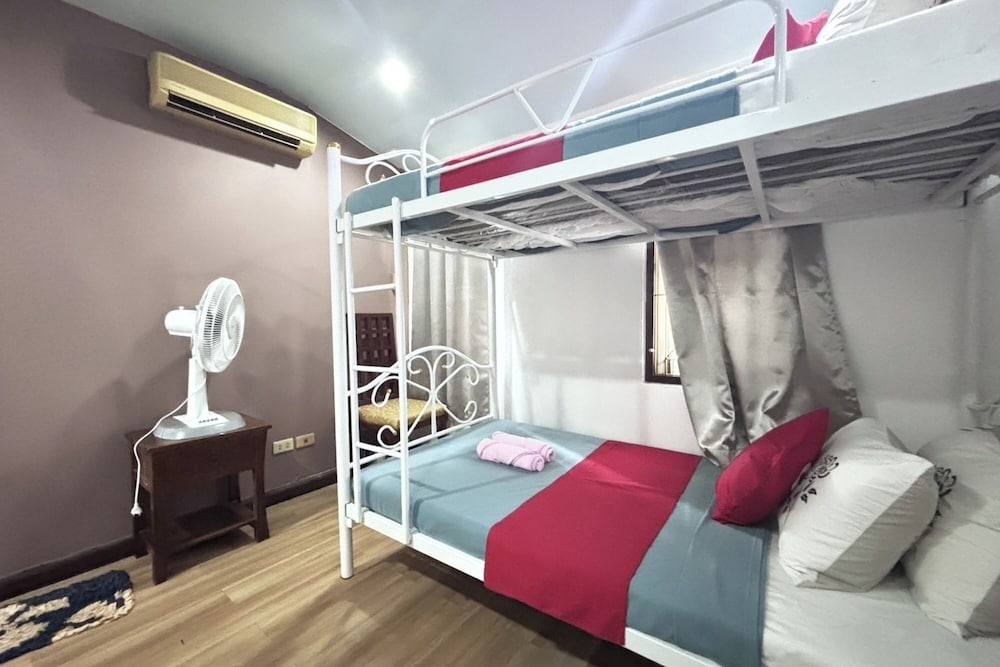 Foto de Sunshiny-BB Hostel near Punnavithi BTS station