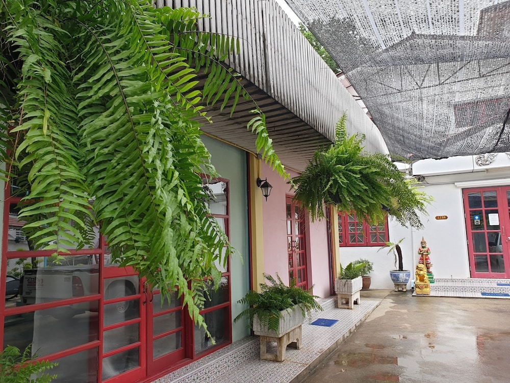 Super Hostel