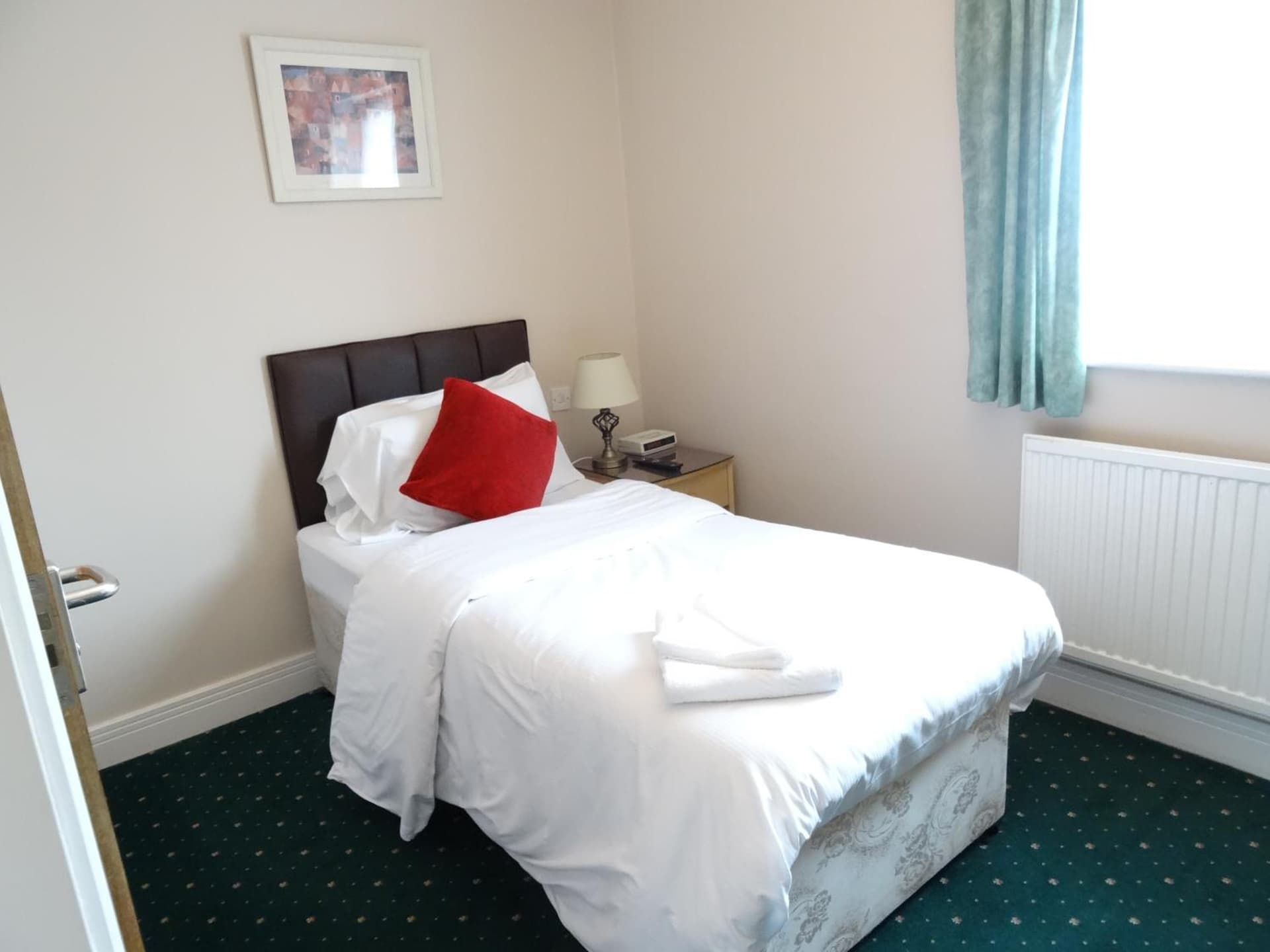 AJ Lodge, Slough, foto 2