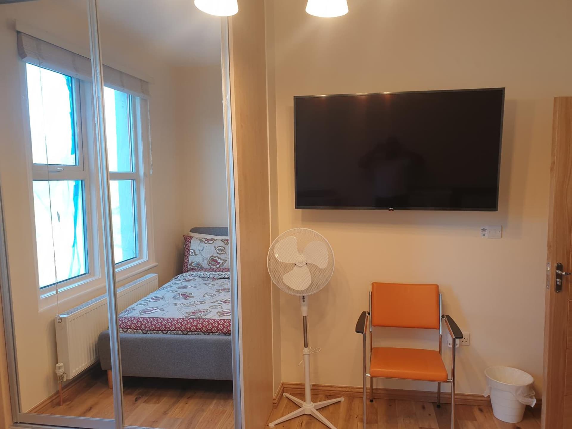 London Luxury Spacious 2 Bedroom Apartment 4 mins from Ilford Stn. FREE parking, London, foto 2