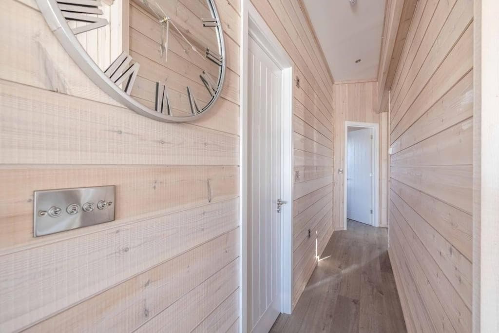 Stylish Lodge At Windsor Racecourse Marina - By Tempstay, Windsor, foto 3