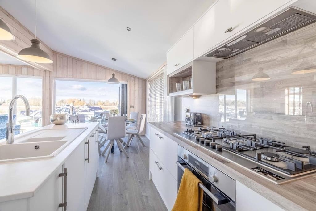 Stylish Lodge At Windsor Racecourse Marina - By Tempstay, Windsor, foto 2