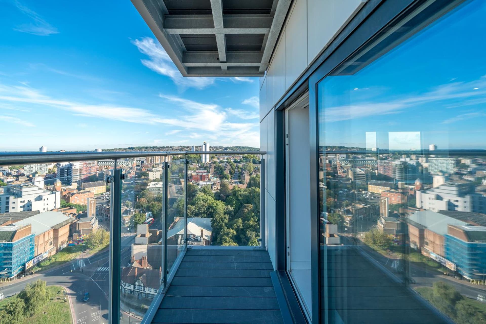 Skyvillion - London River Thames Top Floor Apartments by Woolwich Ferry, Mins to London ExCel, O2 Arena , London City Airport with Parking, London, foto 3