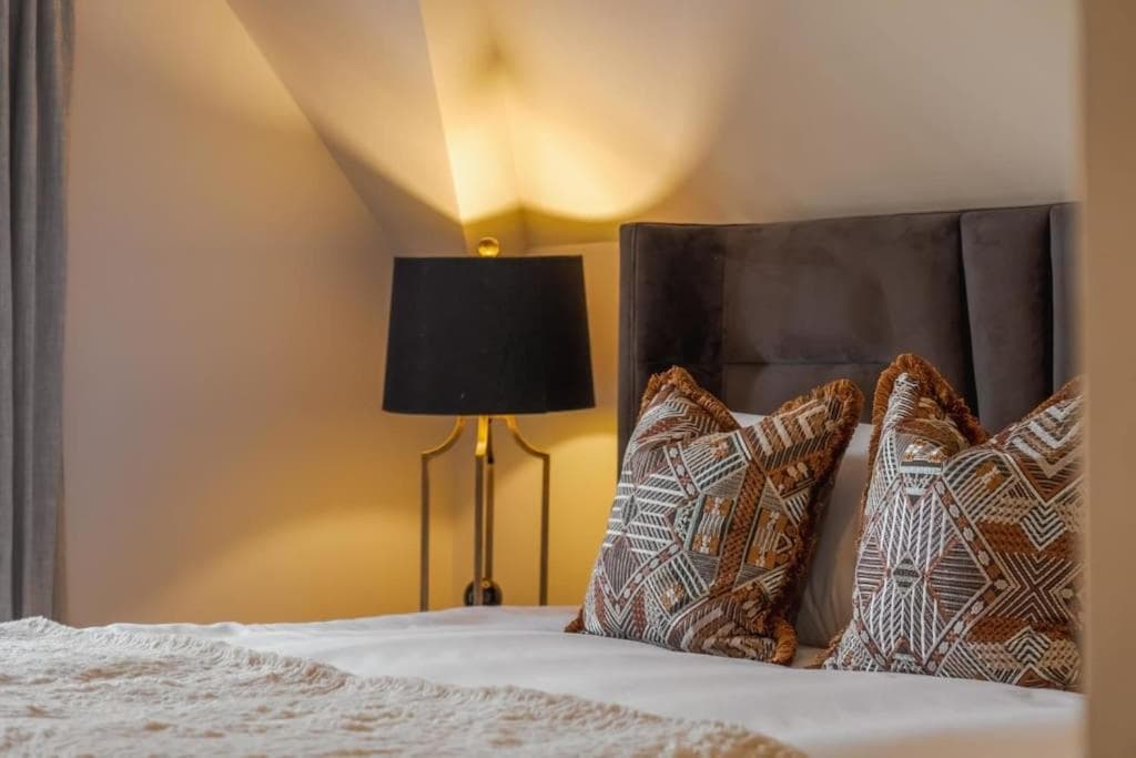 Luxury Penthouse - Castle Views - 2 Bed & Parking - By Tempstay, Windsor, foto 2