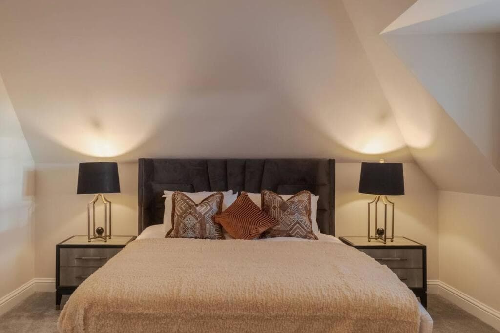 Luxury Penthouse - Castle Views - 2 Bed & Parking - By Tempstay, Windsor, foto 3