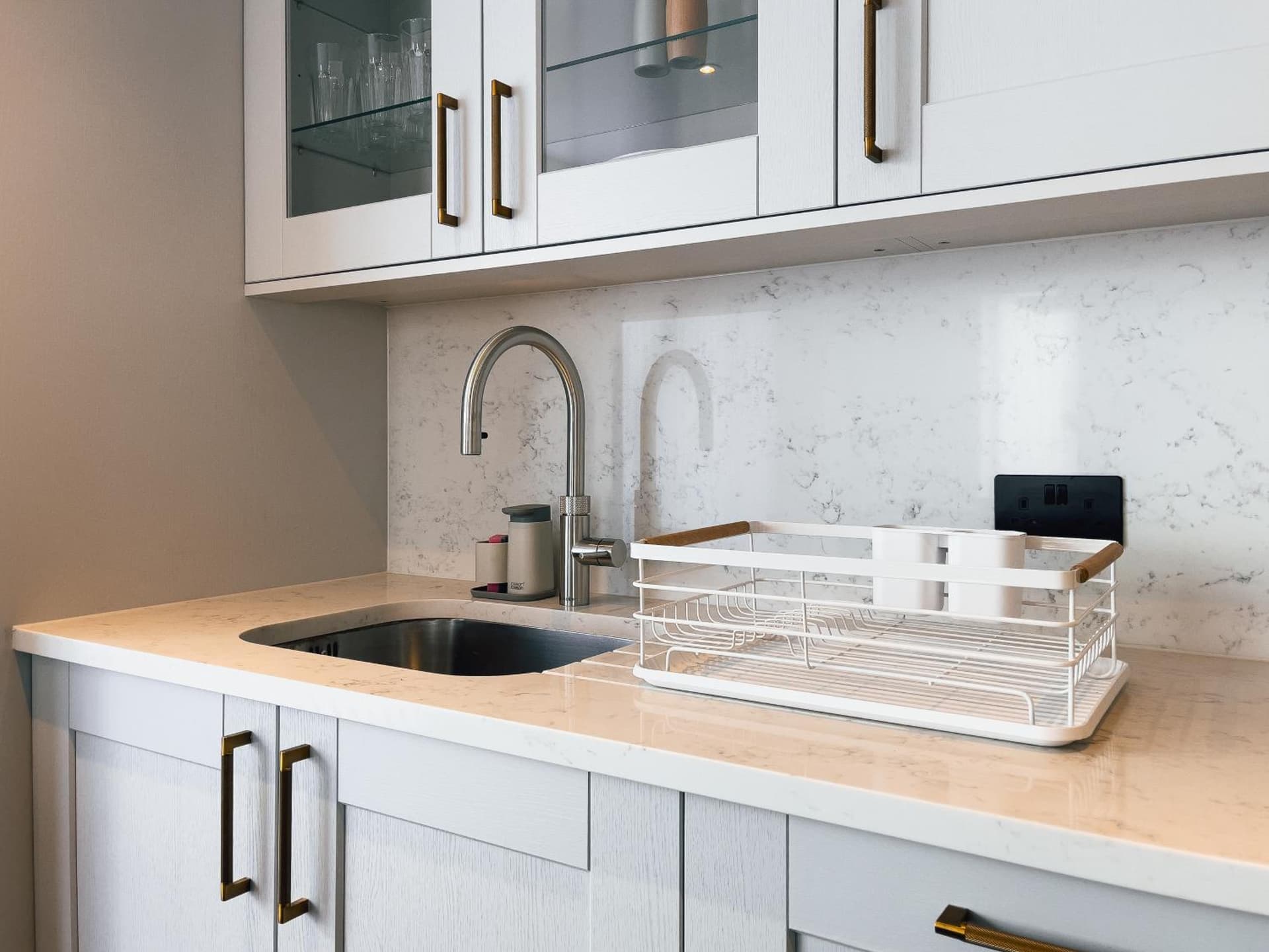 Luxe Penthouse Retreat: With Free Parking!, Brentford, foto 2