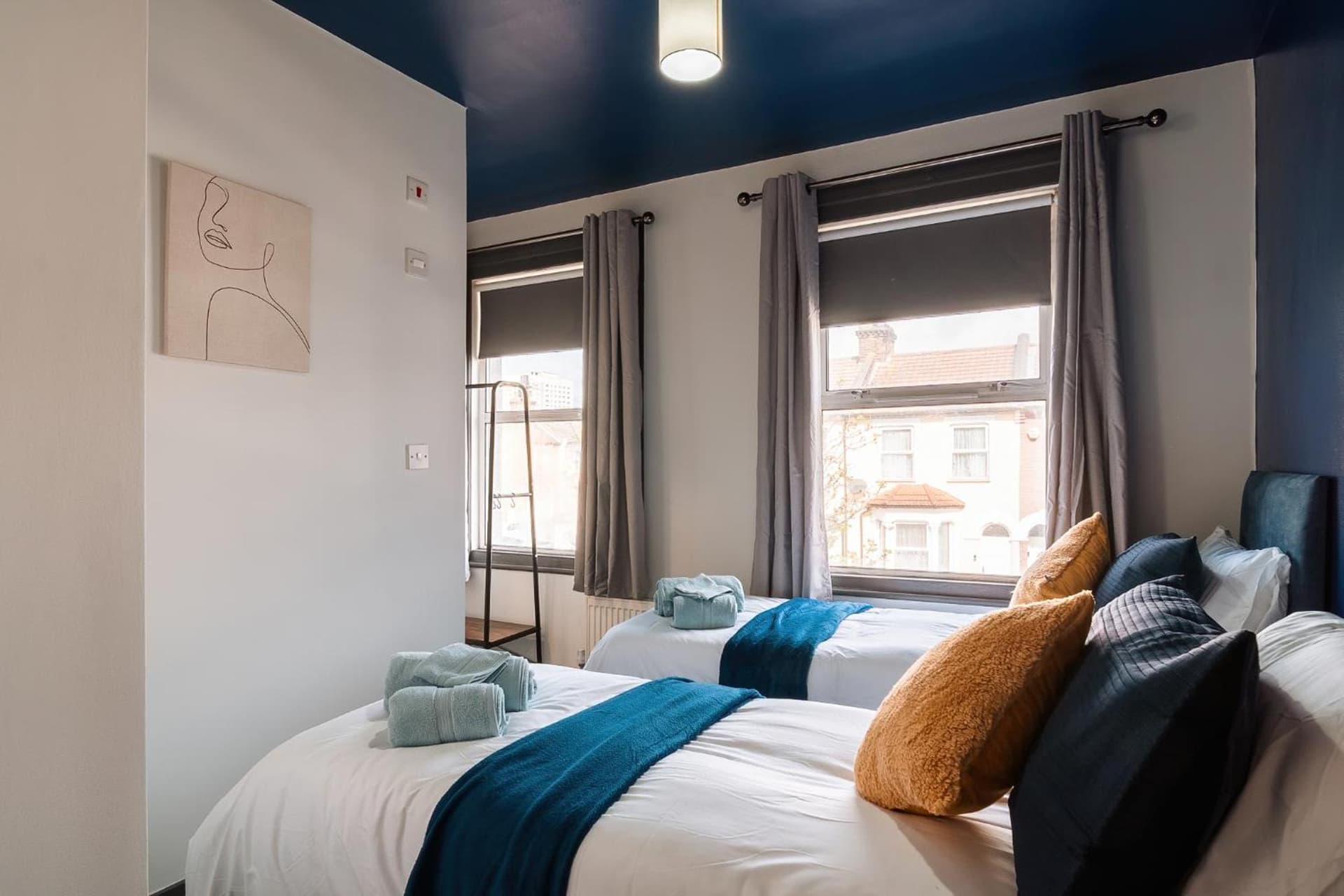EDMONTON - 4 bedrooms, Sleeps 8, 3 bathroom Contractor Base, London, foto 3