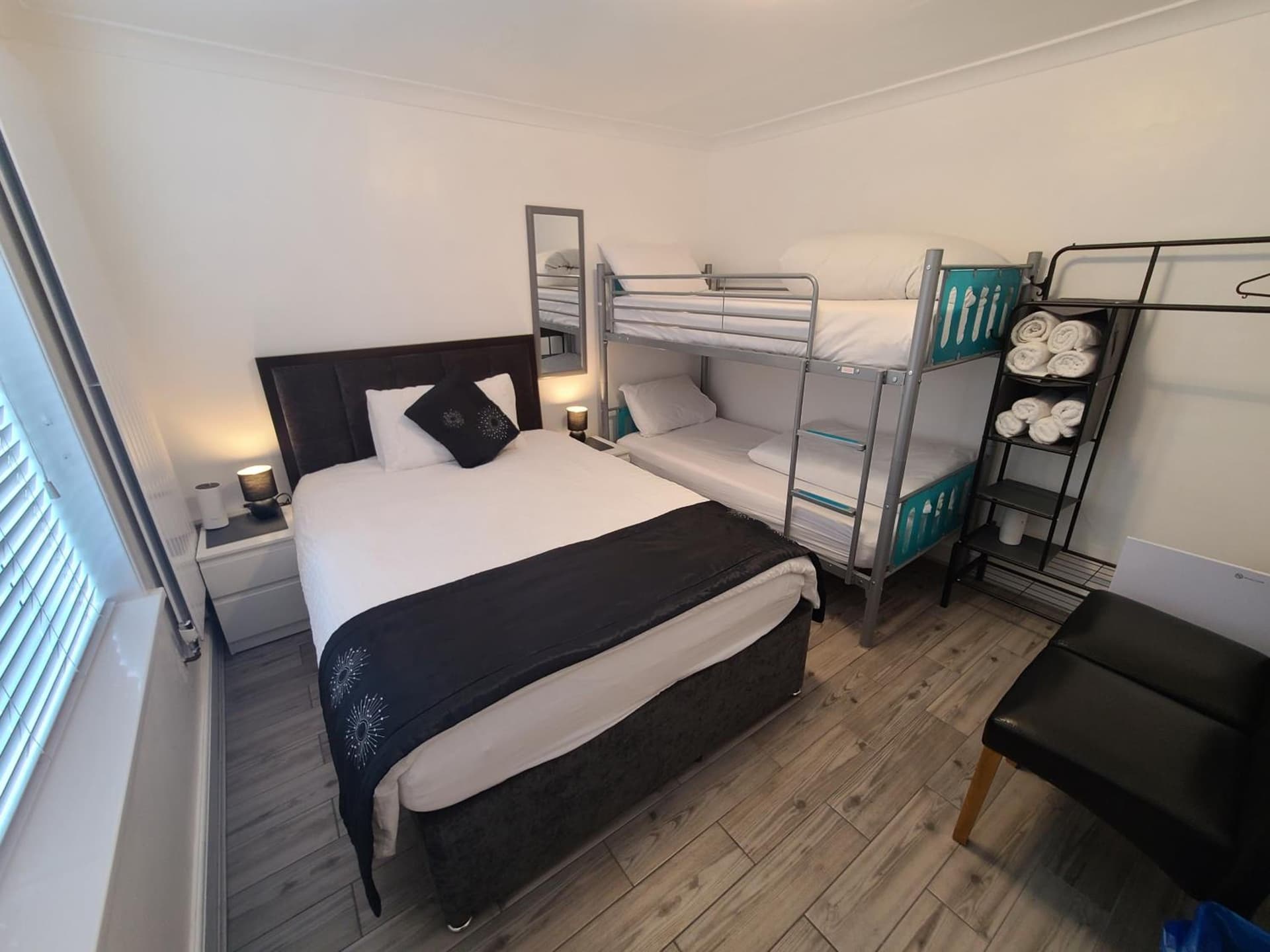 GATWICK ROOMs-TRAVEL SERVICE-AIRPORT PARKING, Ifield, foto 3