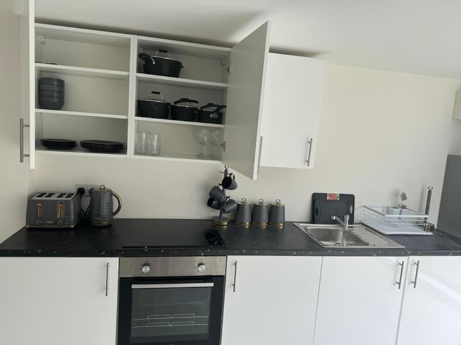 Perfect 1 Bed Apartment Sleeps 5 1 Kingsize bed 1 double Sofabed & Foldable Single bed Free Parking Wifi good transport network shopping Holiday Makers Fam, Enfield, foto 3