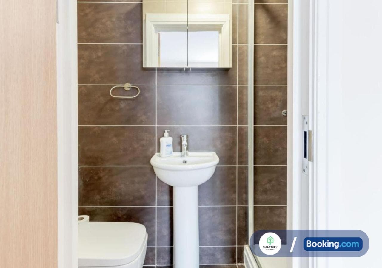 Modern 2 Bed 2 Bath Apartment Free Parking, Watford, foto 2