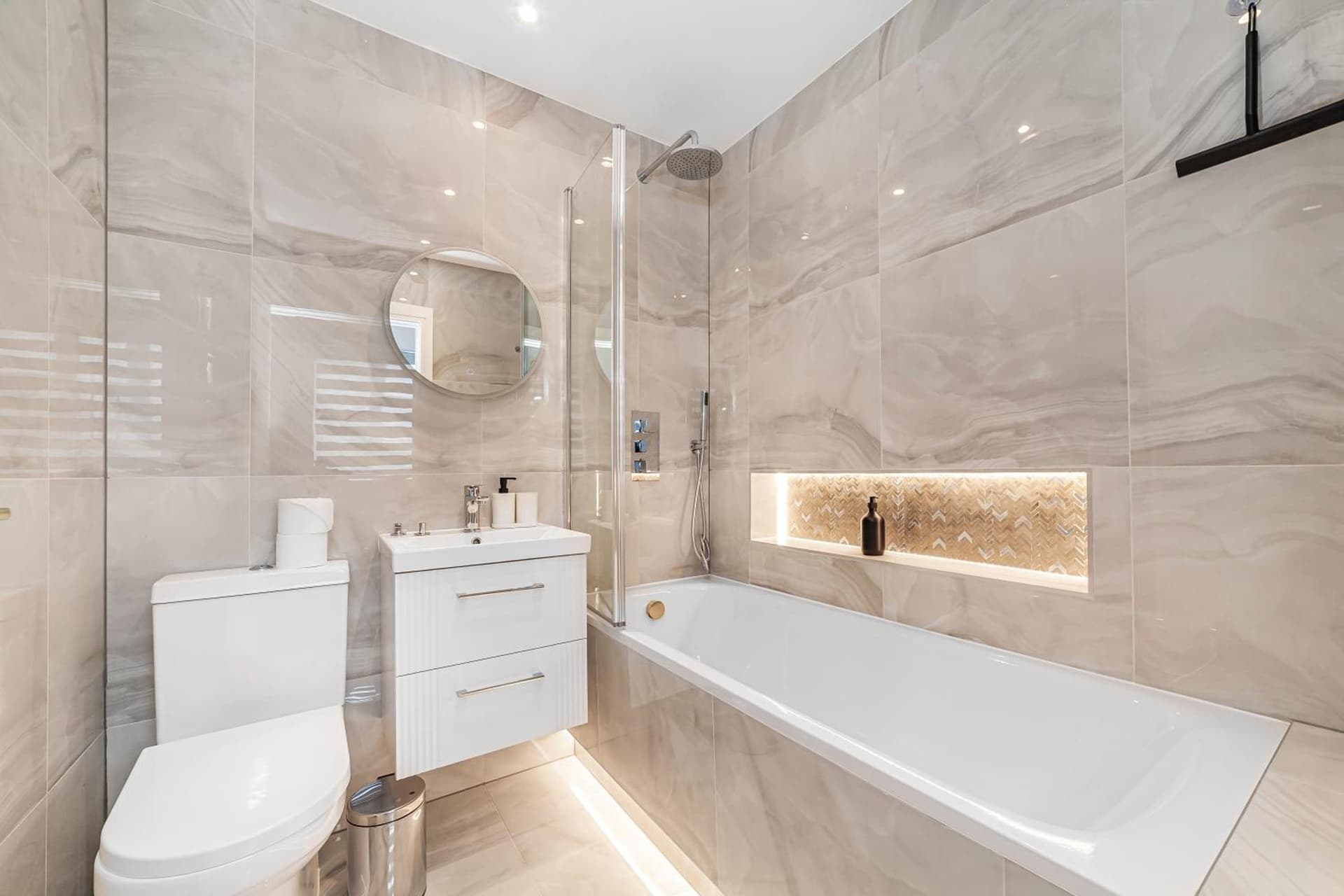 Arte Stays - Serviced Apartments for Leisure and Business - Private Parking - 12 minutes walking from Wembley Stadium, London, foto 3