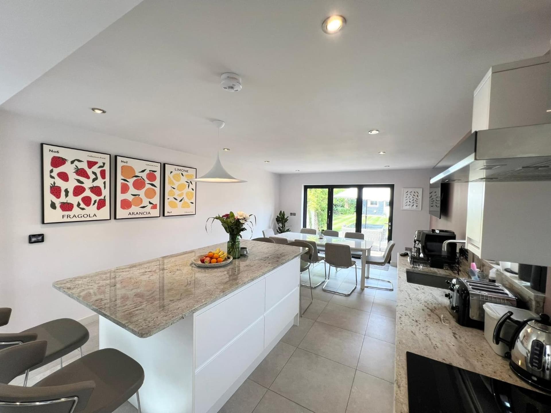 Luxury Family Home in Central Windsor with Large Garden, Games Room, Office, Parking & Pet-Friendly, Windsor, foto 2