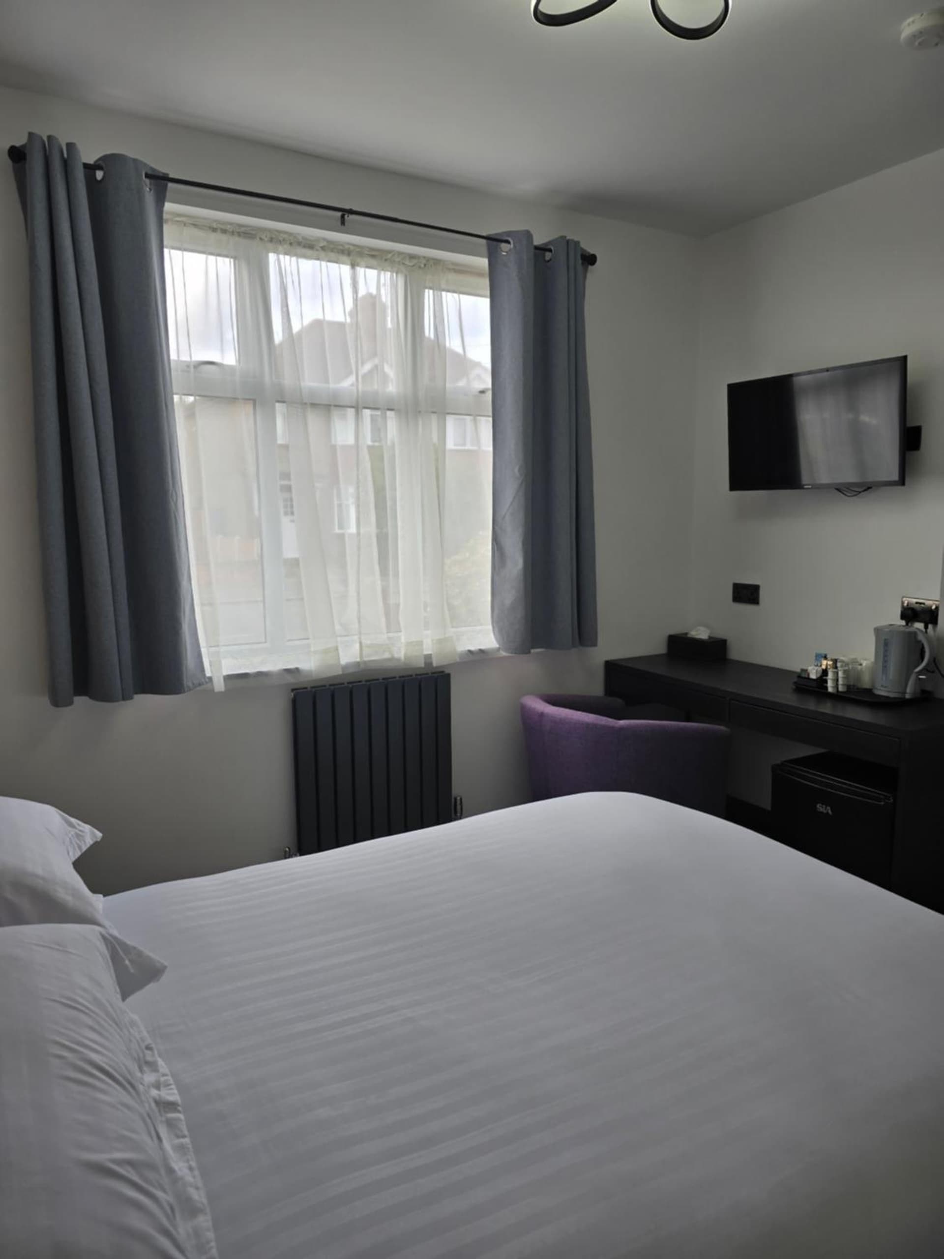 Double Room with Ensuite Bathroom, Feltham, foto 3