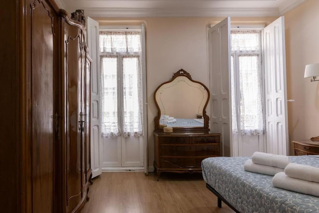 Central Apartment Sleeps 6 Fast Wi-Fi 2 Bathrooms, Valencia, foto 2