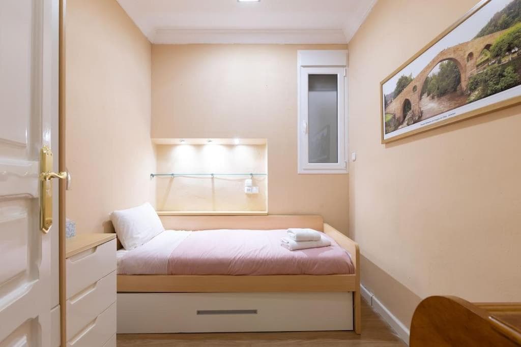Central Apartment Sleeps 6 Fast Wi-Fi 2 Bathrooms, Valencia, foto 3