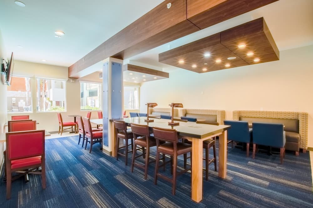 Holiday Inn Express Anaheim West by IHG, Anaheim, foto 2