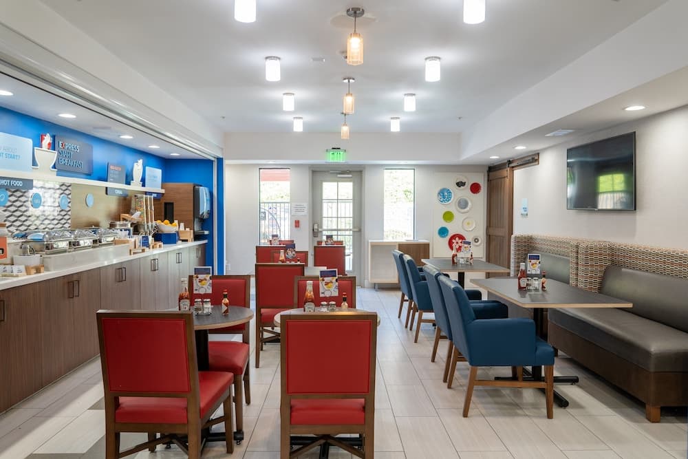Holiday Inn Express & Suites Lake Forest by IHG, Lake Forest, foto 3