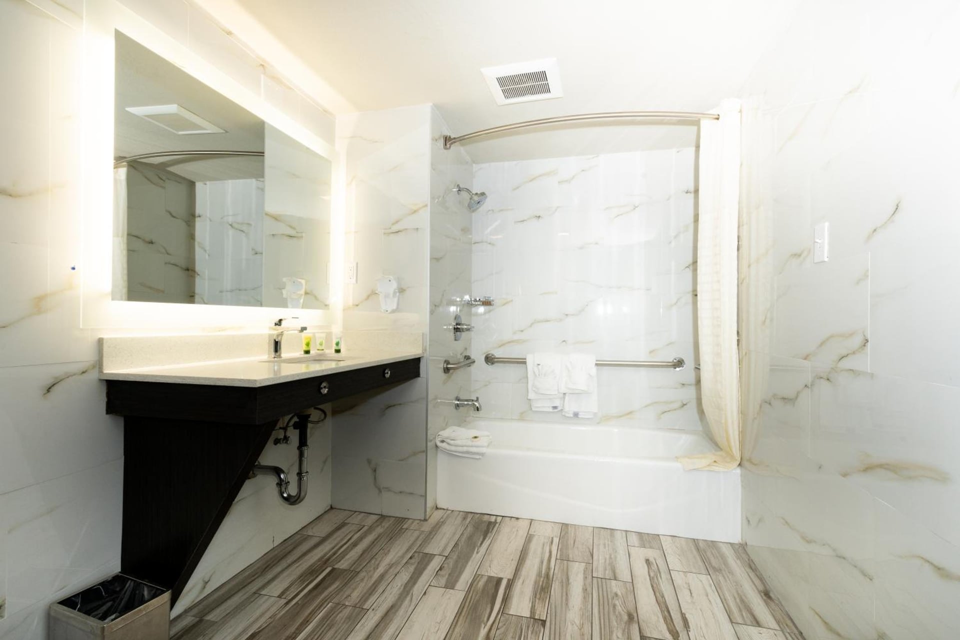 SureStay Plus Hotel by Best Western Point Richmond, Richmond, foto 4