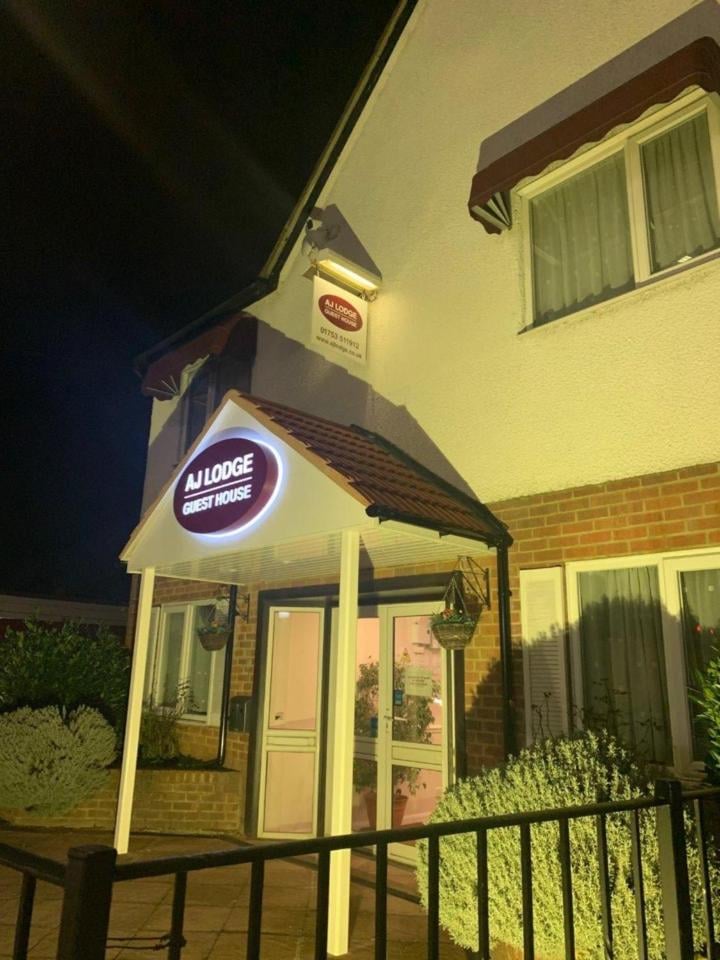 AJ Lodge, Slough, foto 5