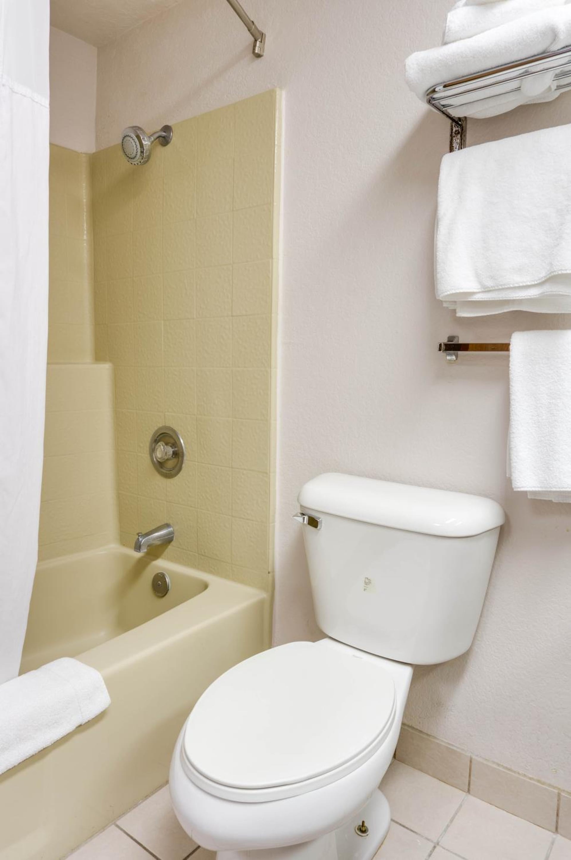 Days Inn & Suites by Wyndham Fullerton, Fullerton, foto 5