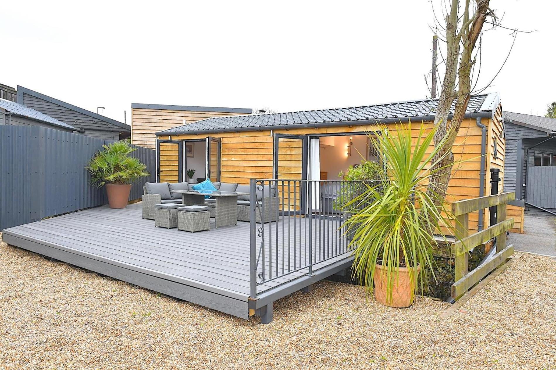 Cheerful 1BD Cottage with Parking Nr Guildford, Guildford, foto 5