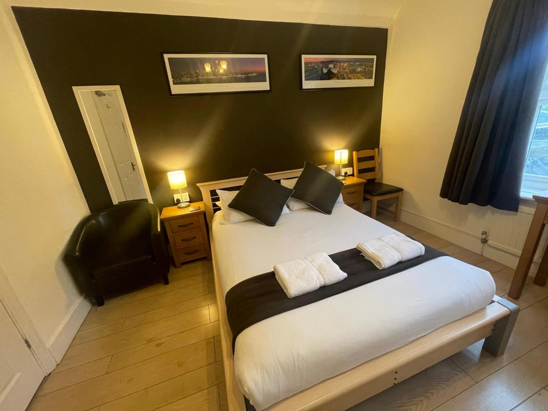 Oakhurst Gatwick and holiday parking five pounds per day and transport between six am and eleven pm, Crawley, foto 5