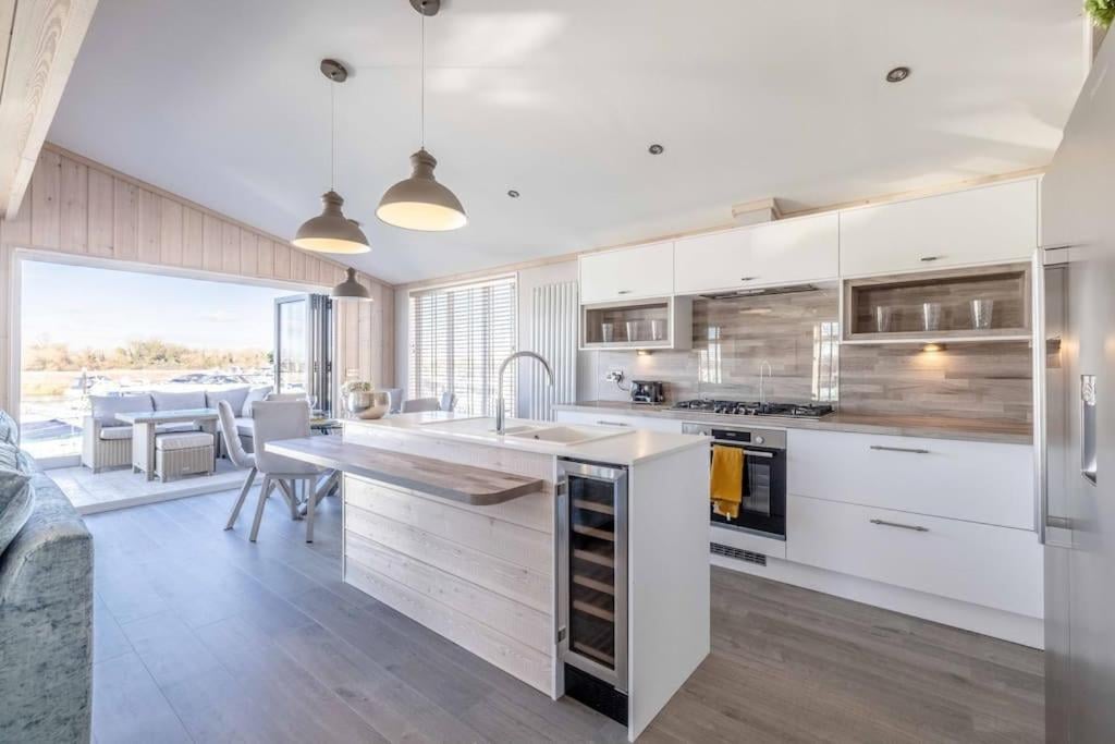 Stylish Lodge At Windsor Racecourse Marina - By Tempstay, Windsor, foto 4