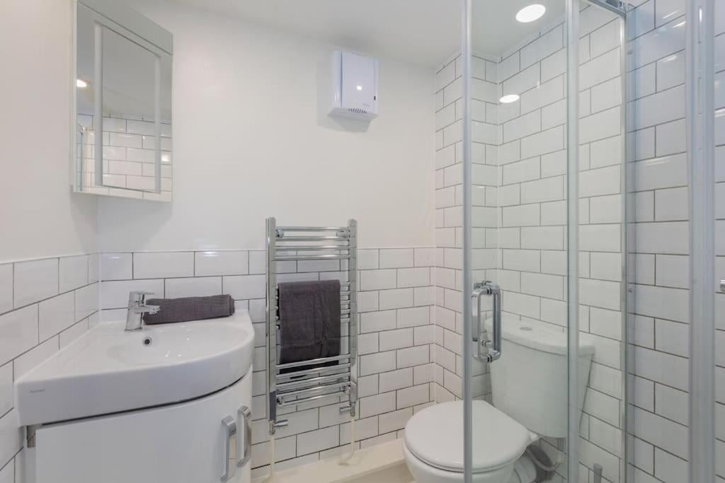 Central Windsor Modern Garden Flat, Walk 2 Sights - By Tempstay, Windsor, foto 5