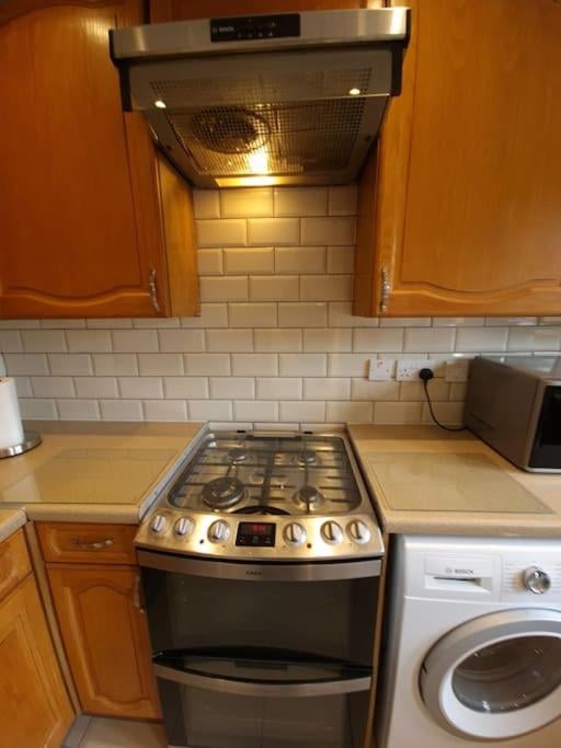 London Luxury 6 Bedroom Family House Sleeps 12 people Parking for 4 Cars Close to tube., Chigwell, foto 2