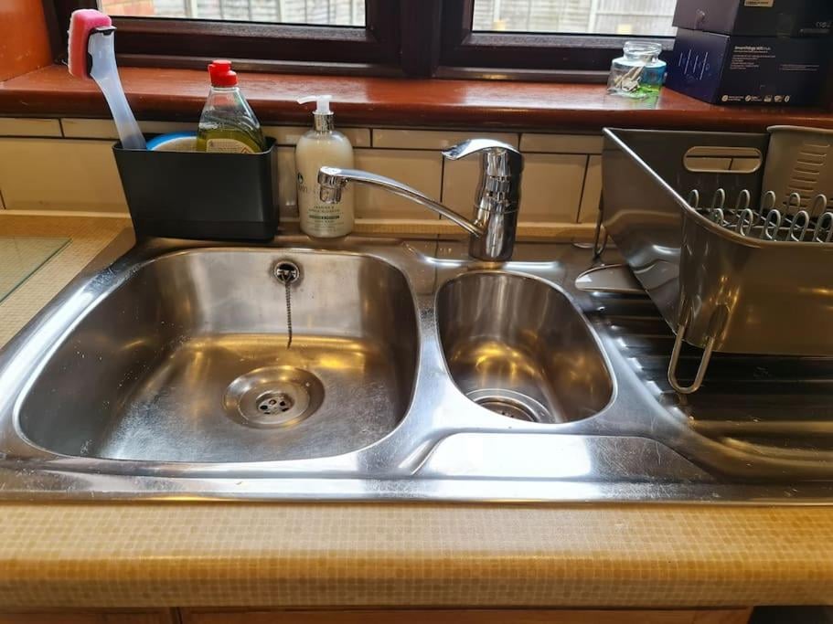 London Luxury 6 Bedroom Family House Sleeps 12 people Parking for 4 Cars Close to tube., Chigwell, foto 4