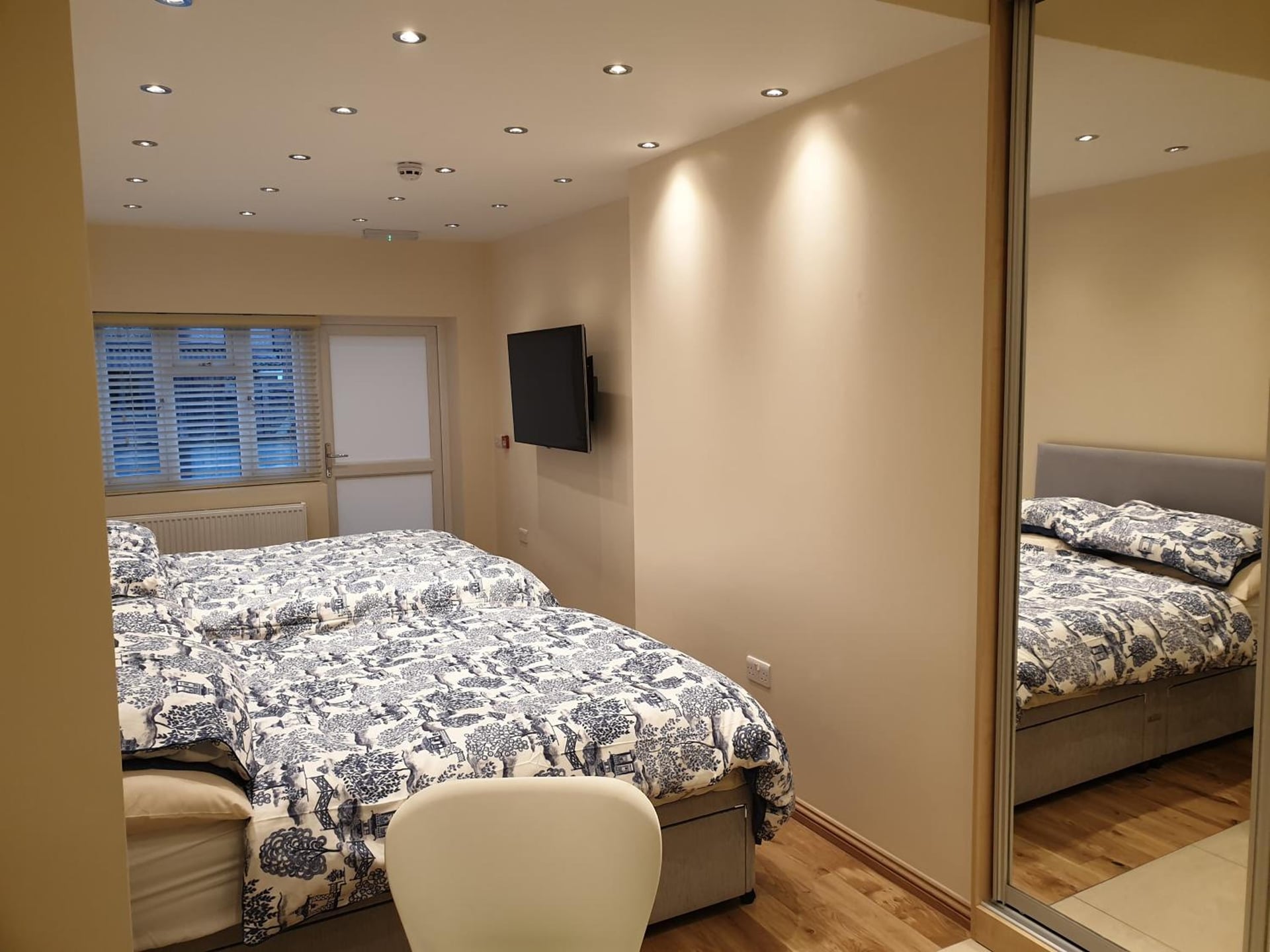 London Luxury Apartments 3 Bedroom Sleeps 8 with 3 Bathrooms 4 mins walk to tube free parking, Ilford, foto 3