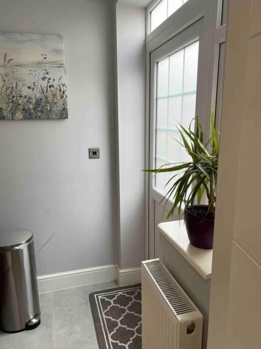 En-suite Double Room - Private Entrance & Free Parking, West Drayton, foto 5