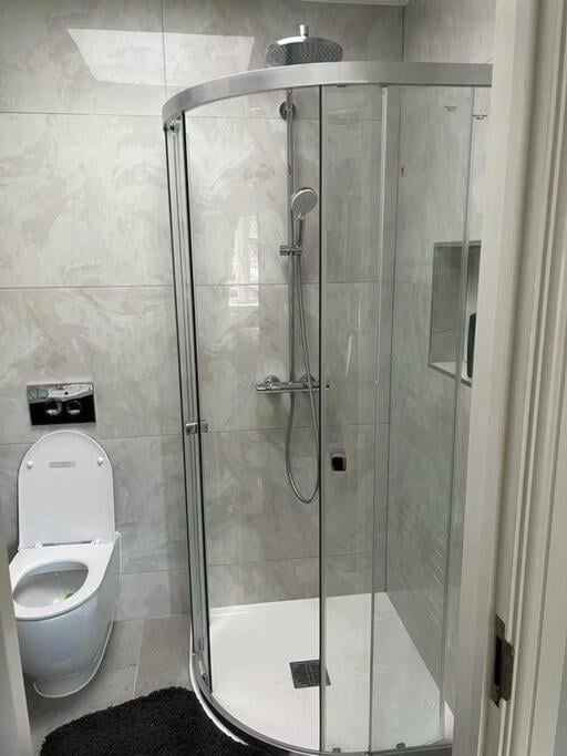En-suite Double Room - Private Entrance & Free Parking, West Drayton, foto 4