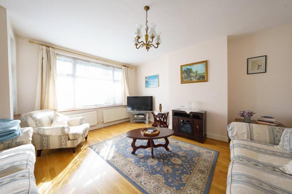 Wembley Arch View, 4-Bed House, Drive for 2 cars, London, foto 2