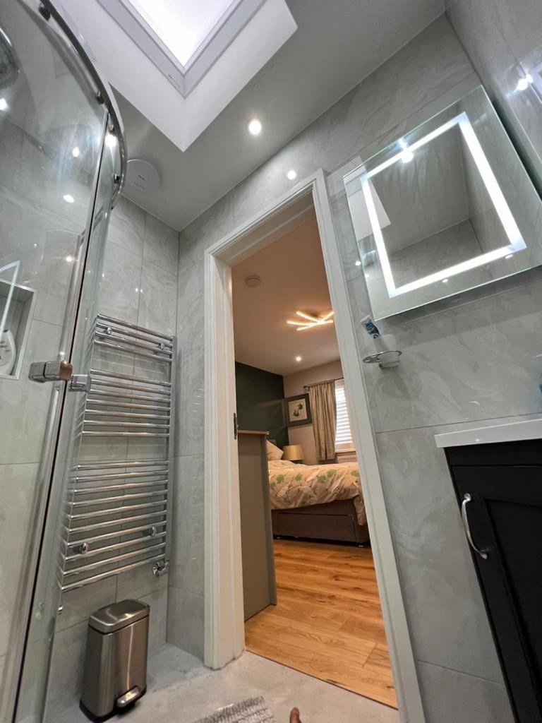 En-suite Double Room - Private Entrance & Free Parking, West Drayton, foto 3