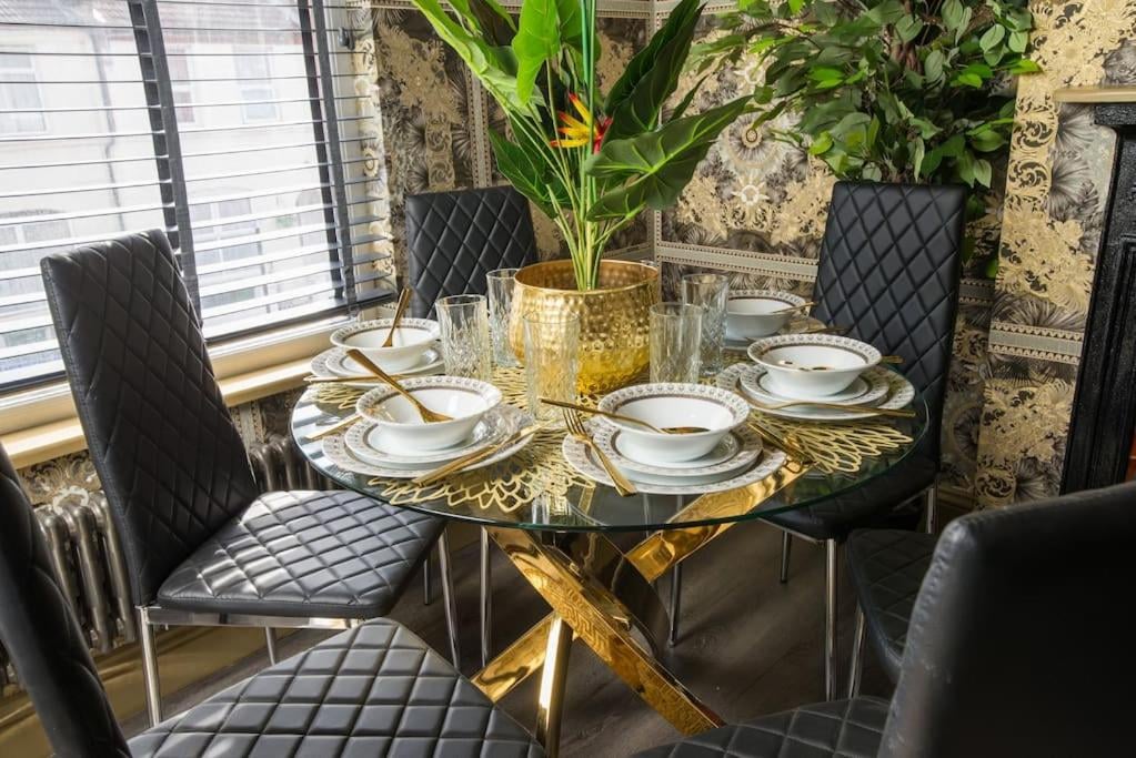 Lux Versace Pad Sleeps 10 Hot Tub, Cinema & Games Room, London, foto 4