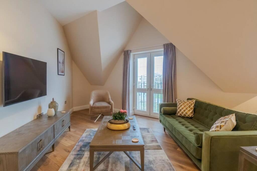 Luxury Penthouse - Castle Views - 2 Bed & Parking - By Tempstay, Windsor, foto 5