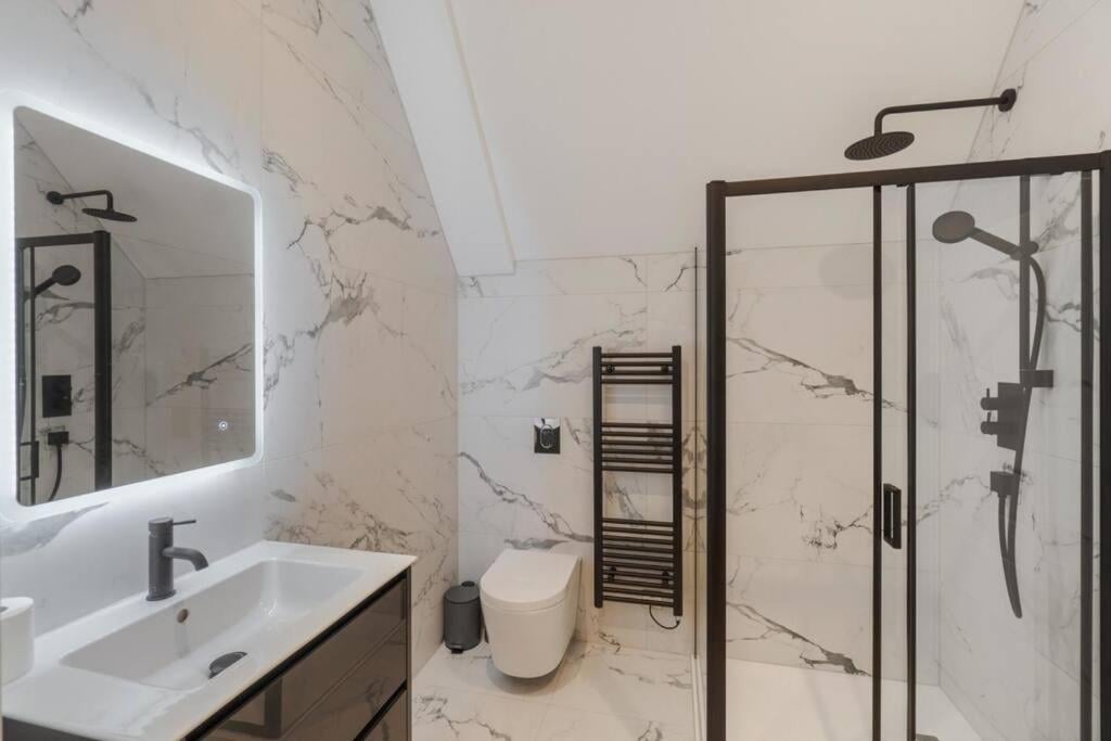 Luxury Penthouse - Castle Views - 2 Bed & Parking - By Tempstay, Windsor, foto 4