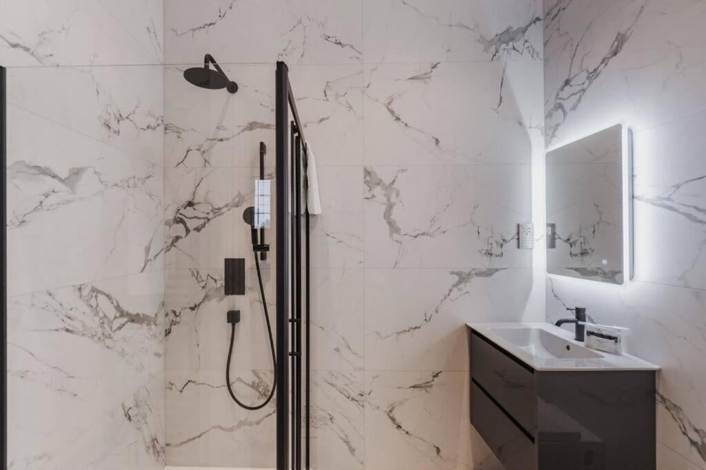 Spacious Luxury Penthouse, 2BR, Private Parking - By Tempstay, Windsor, foto 2