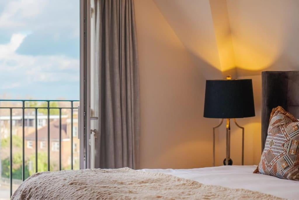 Spacious Luxury Penthouse, 2BR, Private Parking - By Tempstay, Windsor, foto 3