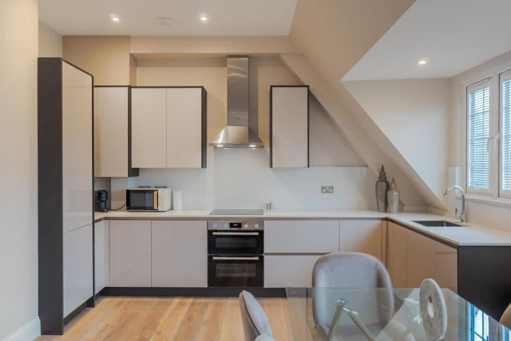 Spacious Luxury Penthouse, 2BR, Private Parking - By Tempstay, Windsor, foto 4